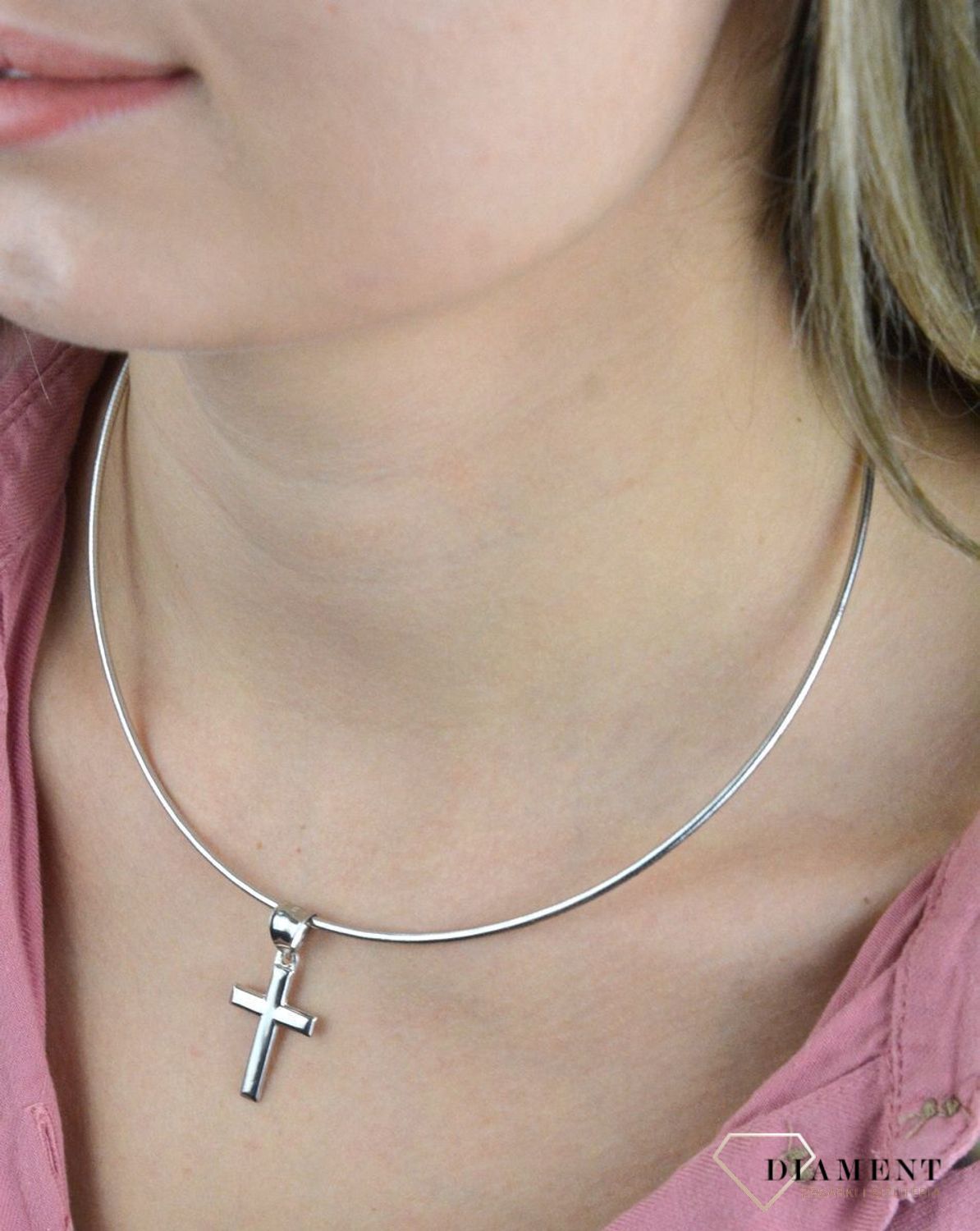 Srebrna zawieszka gładki krzyżyk DIA-ZAW-100981 TA-925. Efektowna zawieszka niewielkich rozmiarów w kształcie krzyżyk wykonano z wysokiej jakości srebra próby 925, z niezwykłą starannością i dbałością o każdy szczegół.jpg